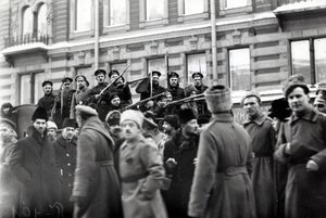 1917年2月、ペトログラードの路上で革命的な兵士と船員 作： Russian Photographer